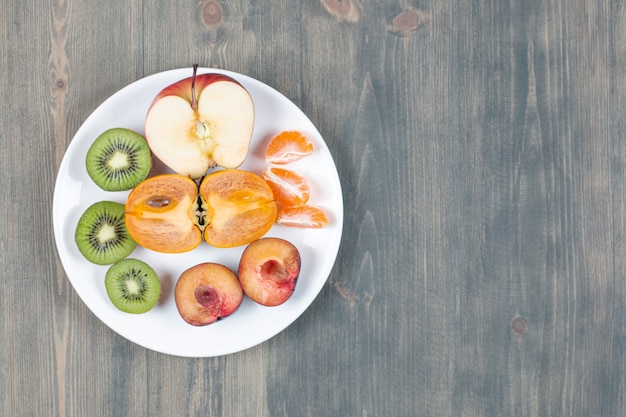 Frutas frescas en rodajas en un plato blanco