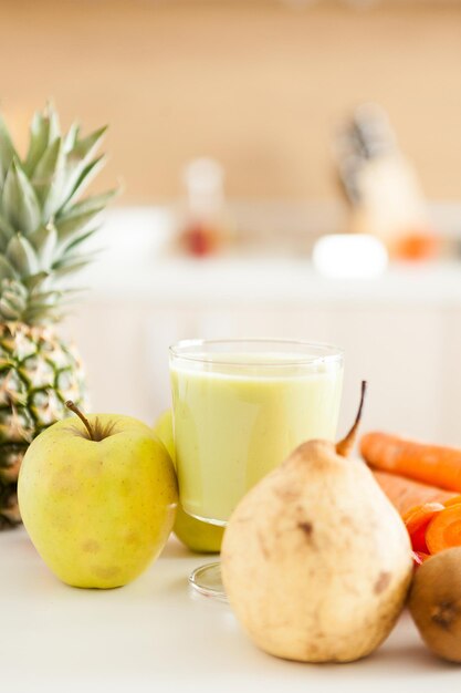 Frutas frescas, verduras y batidos en la cocina casera