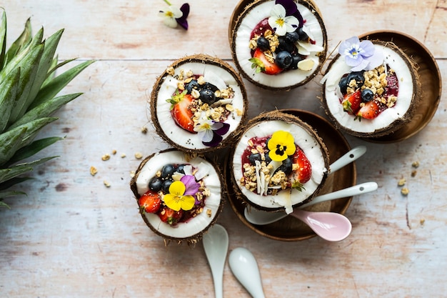 Frutas y granos planos en vibraciones tropicales de cáscara de coco