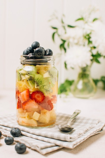 Foto gratuita frutas en una jarra sobre una toalla