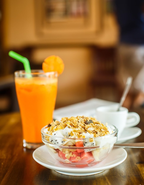 Frutas con jugo fresco de muesli y espresso