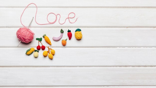 Foto gratuita frutas de lana y letras de amor
