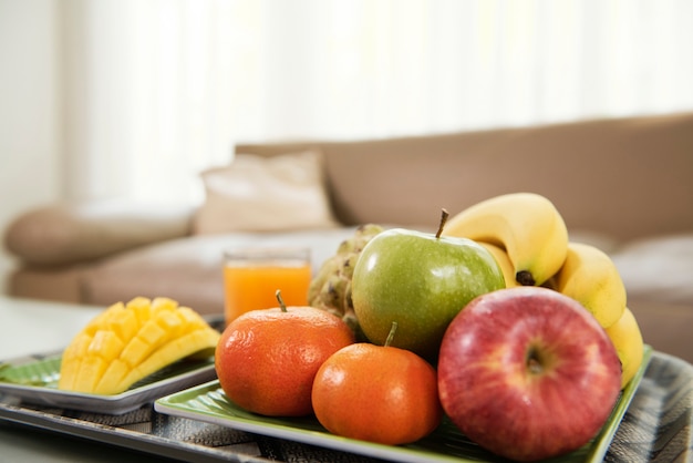 Frutas maduras sobre la mesa