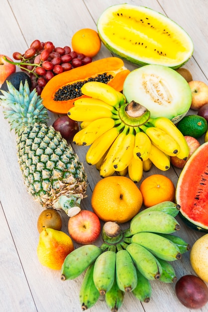 Frutas mixtas con manzana plátano naranja y otras.