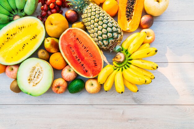 Frutas mixtas con manzana plátano naranja y otras.