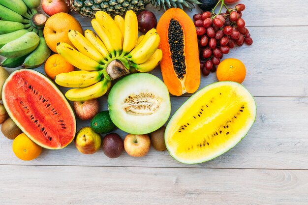 Frutas mixtas con manzana plátano naranja y otras.