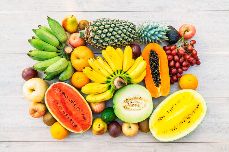 Foto gratuito frutas mixtas con manzana plátano naranja y otras.