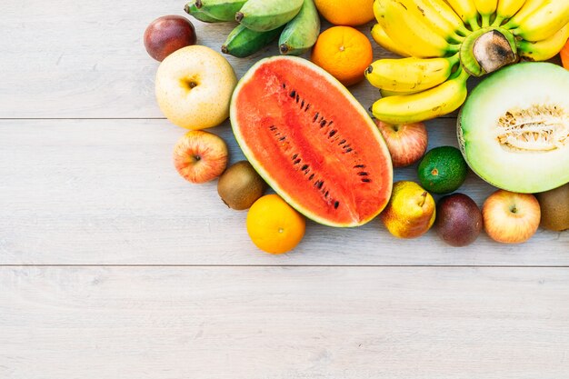 Frutas mixtas con manzana plátano naranja y otras.