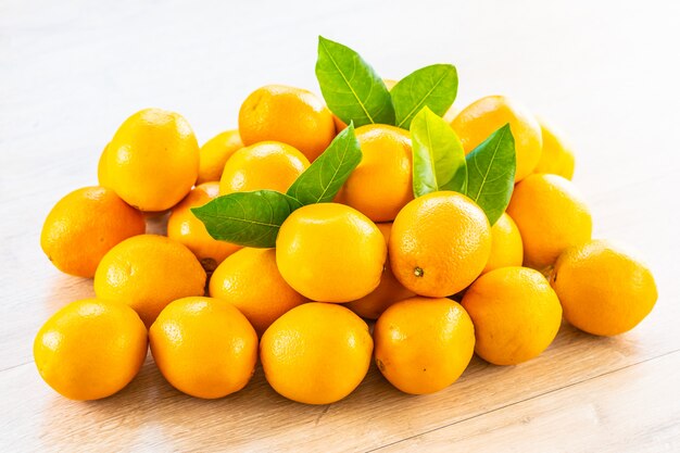 Frutas de naranjas frescas en la mesa