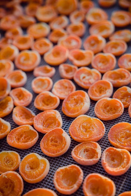 Frutas naranjas en placa de cerámica blanca