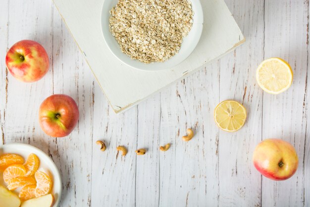 Frutas y nueces cerca de avena