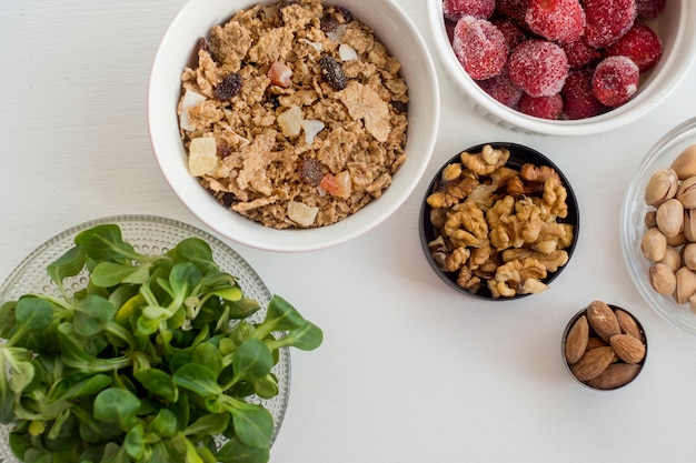 Foto gratuita frutas y nueces cerca de muesli