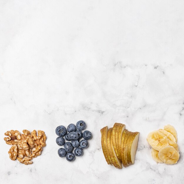 Frutas y nueces con espacio de copia