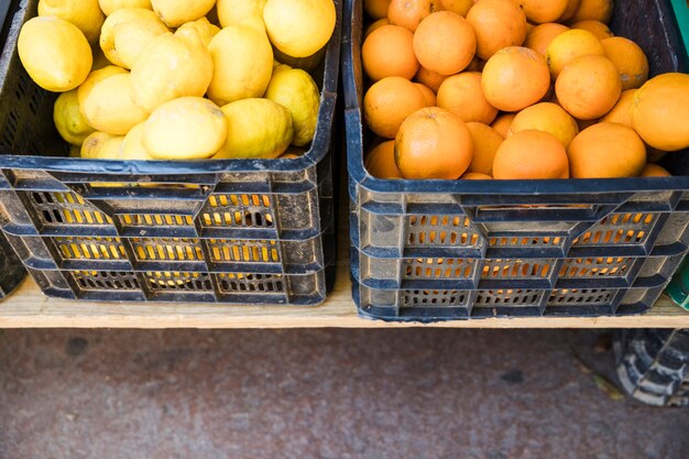 Frutas orgánicas en caja de plástico en el mercado de agricultores locales