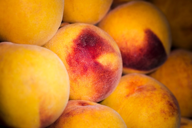 Foto gratuita frutas orgánicas y frescas en el mercado