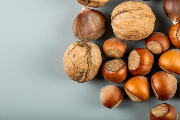 Foto gratuita frutas otoñales, nueces y castañas