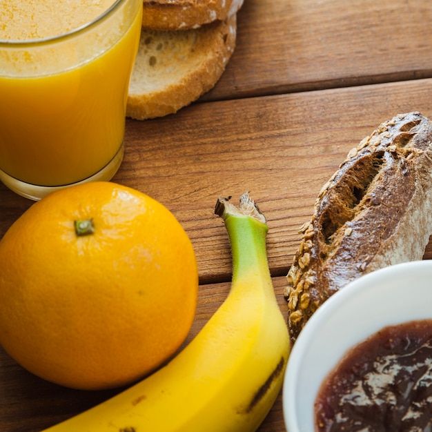 Frutas y pastelería para el desayuno