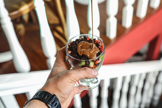 Frutas en rodajas y galleta triturada con vista lateral de chocolate