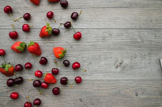 Frutas sabrosas sobre superficie de madera