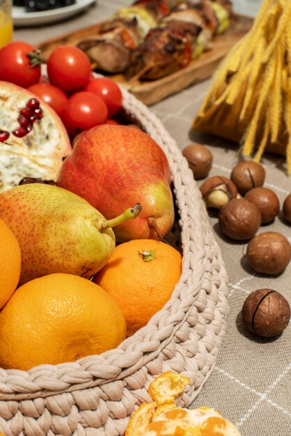 Frutas saludables de alto ángulo en la cesta