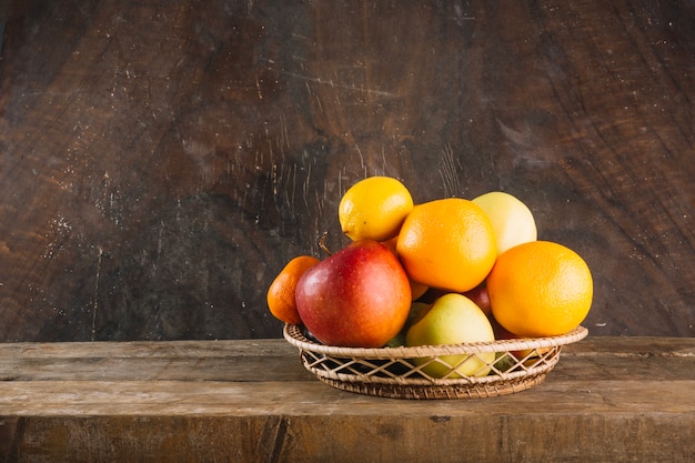 Foto gratuita frutas sanas en tazón trenzado