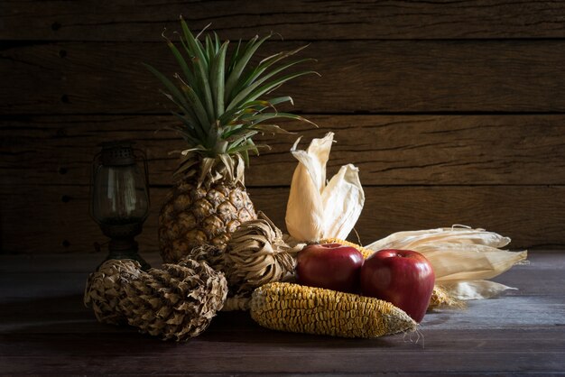 Frutas secas de la naturaleza muerta con la lámpara