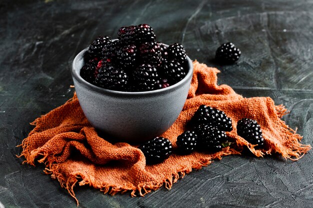 Frutas de la selva negra en un tazón