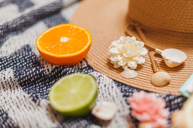 Foto gratuita frutas y sombrero de playa