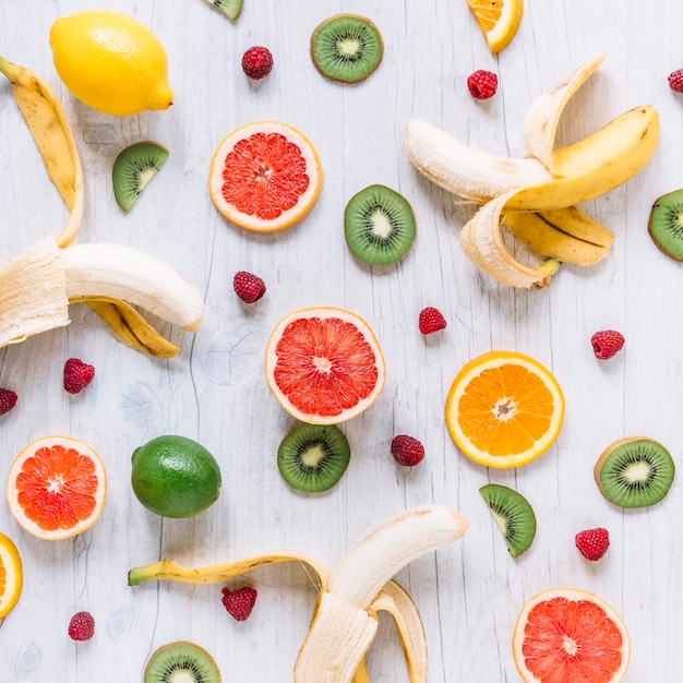 Foto gratuita frutas surtidas en la mesa de madera