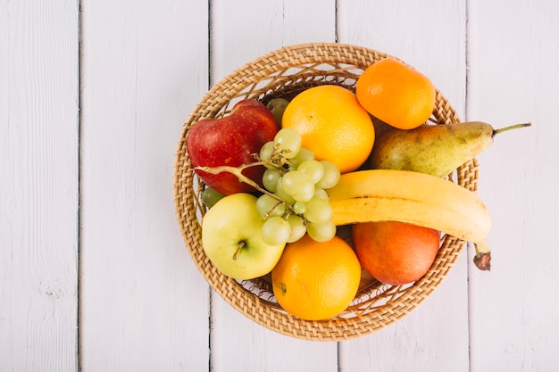 Foto gratuita frutas en un tazón trenzado