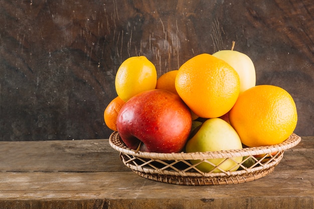 Foto gratuita frutas en un tazón trenzado