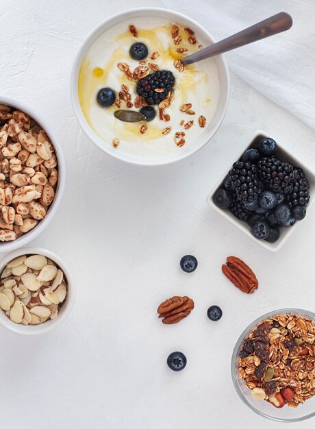 Frutas y tazón de yogur de diseño plano