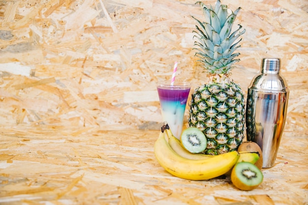 Foto gratuita frutas tropicales con copyspace