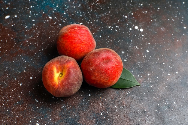 Foto gratuita frutas de verano: duraznos, nectarina y duraznos, vista superior