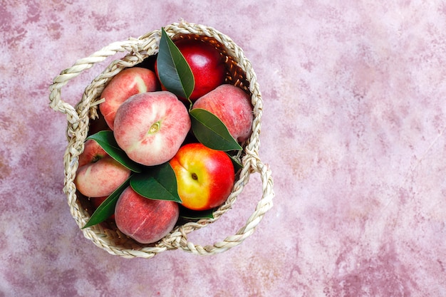 Frutas de verano: duraznos, nectarina y duraznos, vista superior