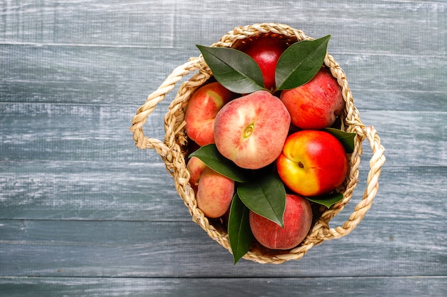 Frutas de verano: duraznos, nectarina y duraznos, vista superior