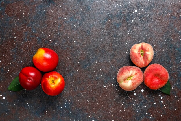 Frutas de verano: duraznos, nectarina y duraznos, vista superior