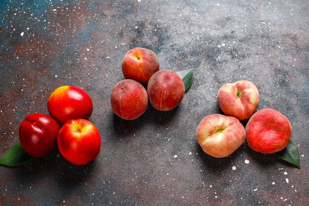 Frutas de verano: duraznos, nectarina y duraznos, vista superior