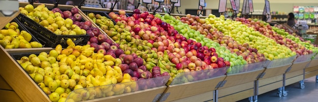 Frutas de verano mixtas en los puestos de comestibles