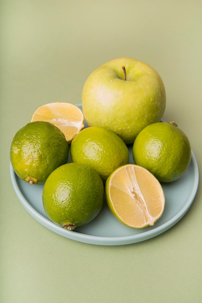 Foto gratuita frutas verdes de alto ángulo en placa