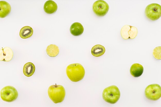 Frutas verdes sobre fondo blanco.