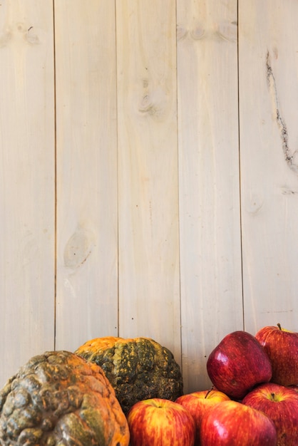 Frutas y verduras cerca de la pared