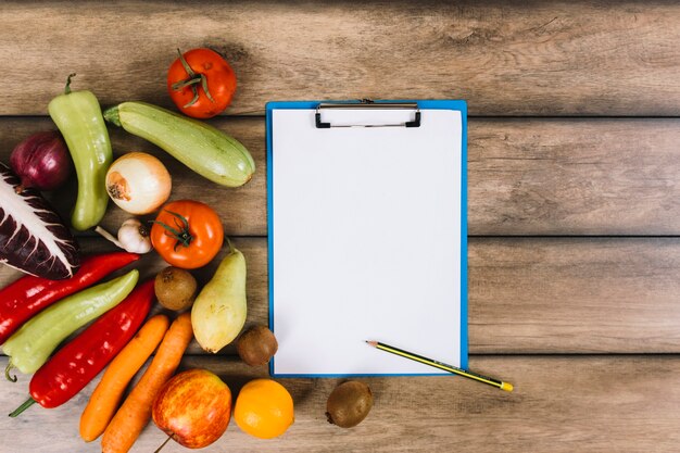 Frutas y verduras cerca del portapapeles