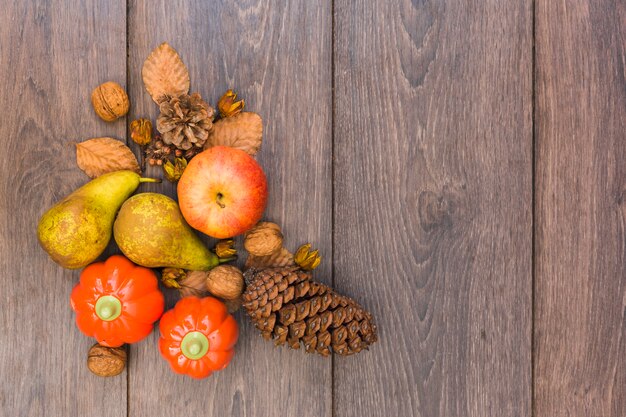 Frutas y verduras en mesa de madera.