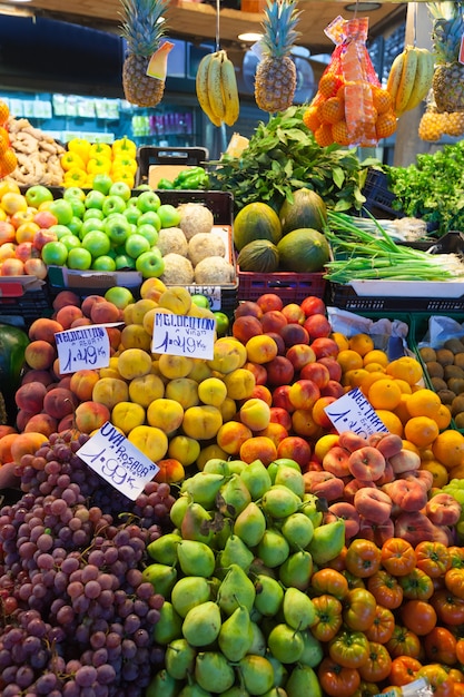 Frutas y verduras en el mostrador