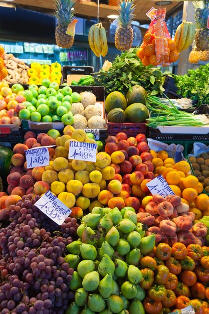 Frutas y verduras en el mostrador