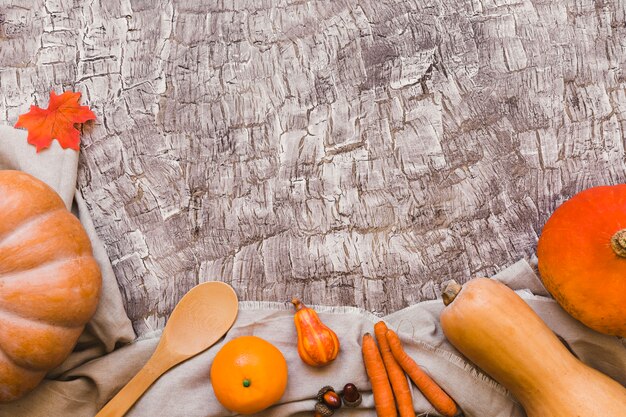 Frutas y verduras de naranja que mienten cerca de la cuchara