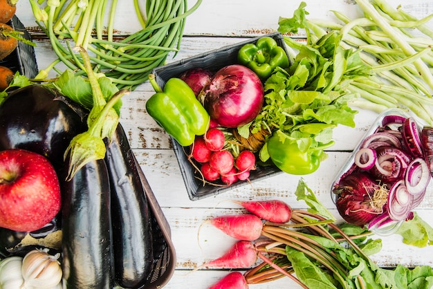 Frutas y verduras saludables en mesa de madera