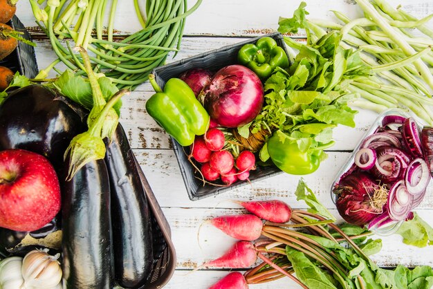 Frutas y verduras saludables en mesa de madera