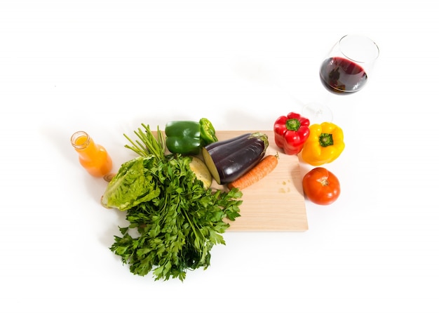 Frutas y verduras sobre fondo blanco